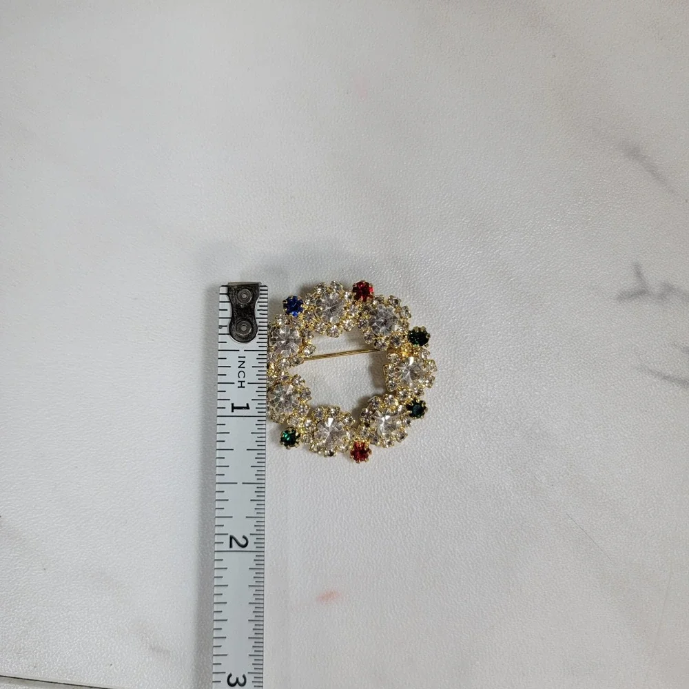 Vintage Gold-Tone White Cplorful Red Rhinestone Christmas Wreath Brooch 1.5 in - Picture 5 of 6